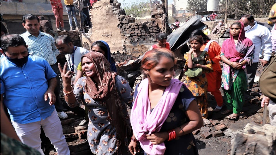 gokulpuri fire news in hindi stories of victims