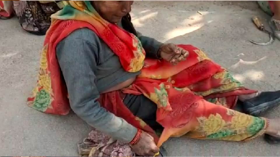 Chhatarpur: Dabangs took away the crop of the poor, the women who reached the SP office with a complaint said - we were beaten up, our clothes were also torn