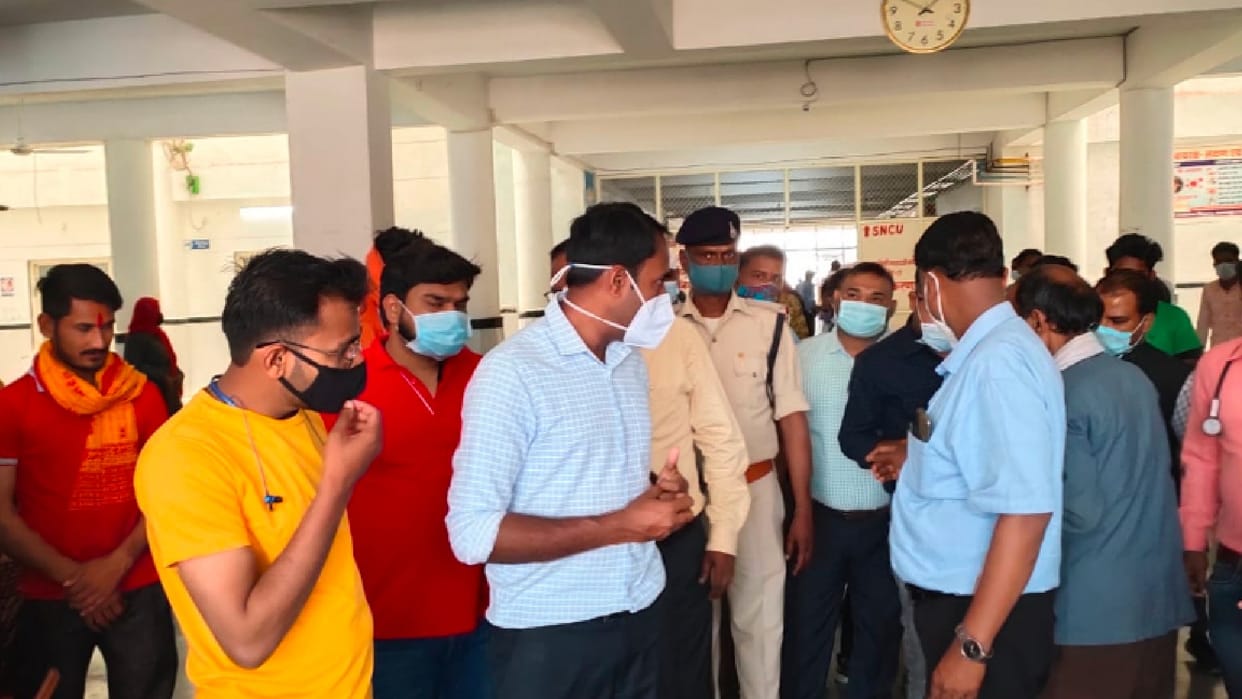 Chhatarpur: The collector suddenly reached the district hospital, said - become a servant, do not turn away or turn away from service