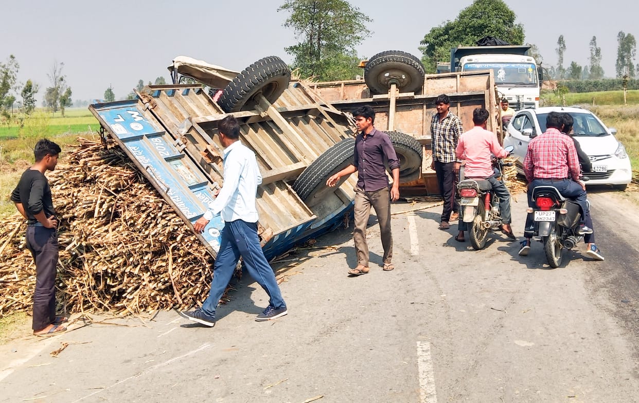 Jam caused by overturning of trolleys loaded with sugarcane on the highway in Khutar