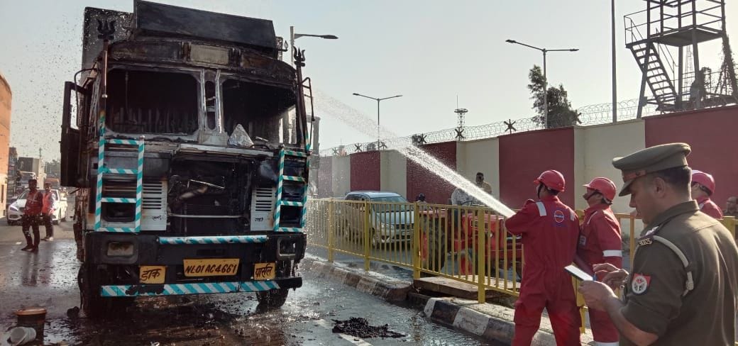 Mathura: Fire in parcel car on highway near refinery