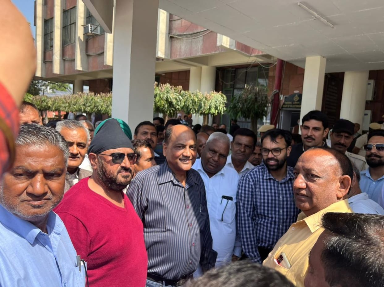 Arhtiyas raised their demands by staging a sit-in at the Mini Secretariat, Kurukshetra