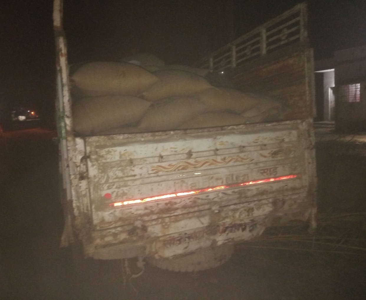 Kanpur dehat : Government ration caught outside FCI warehouse, DM handed over investigation to SDM