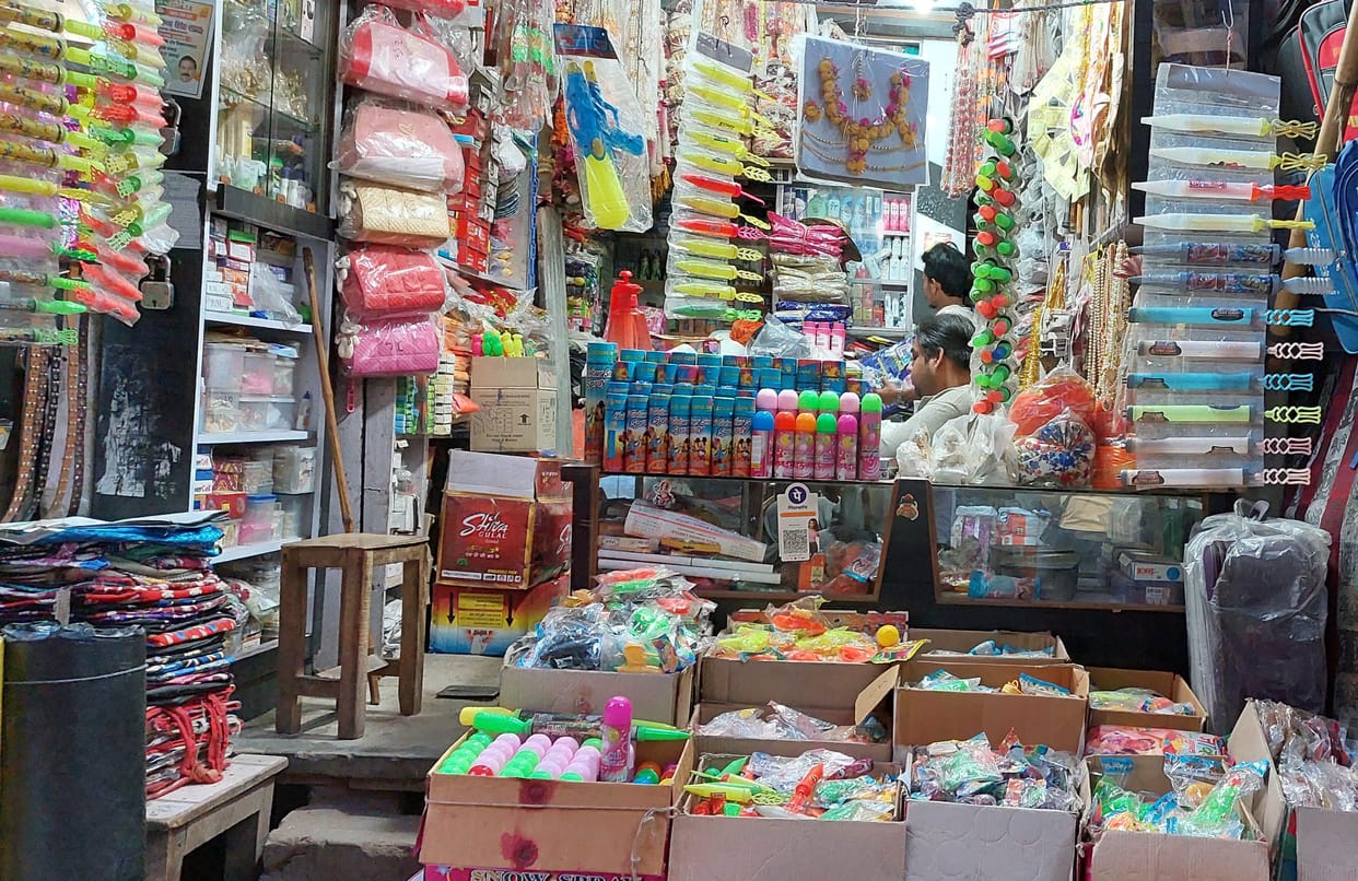 Hathras: Before Holi, the market of pichkari and colors, buyers arriving