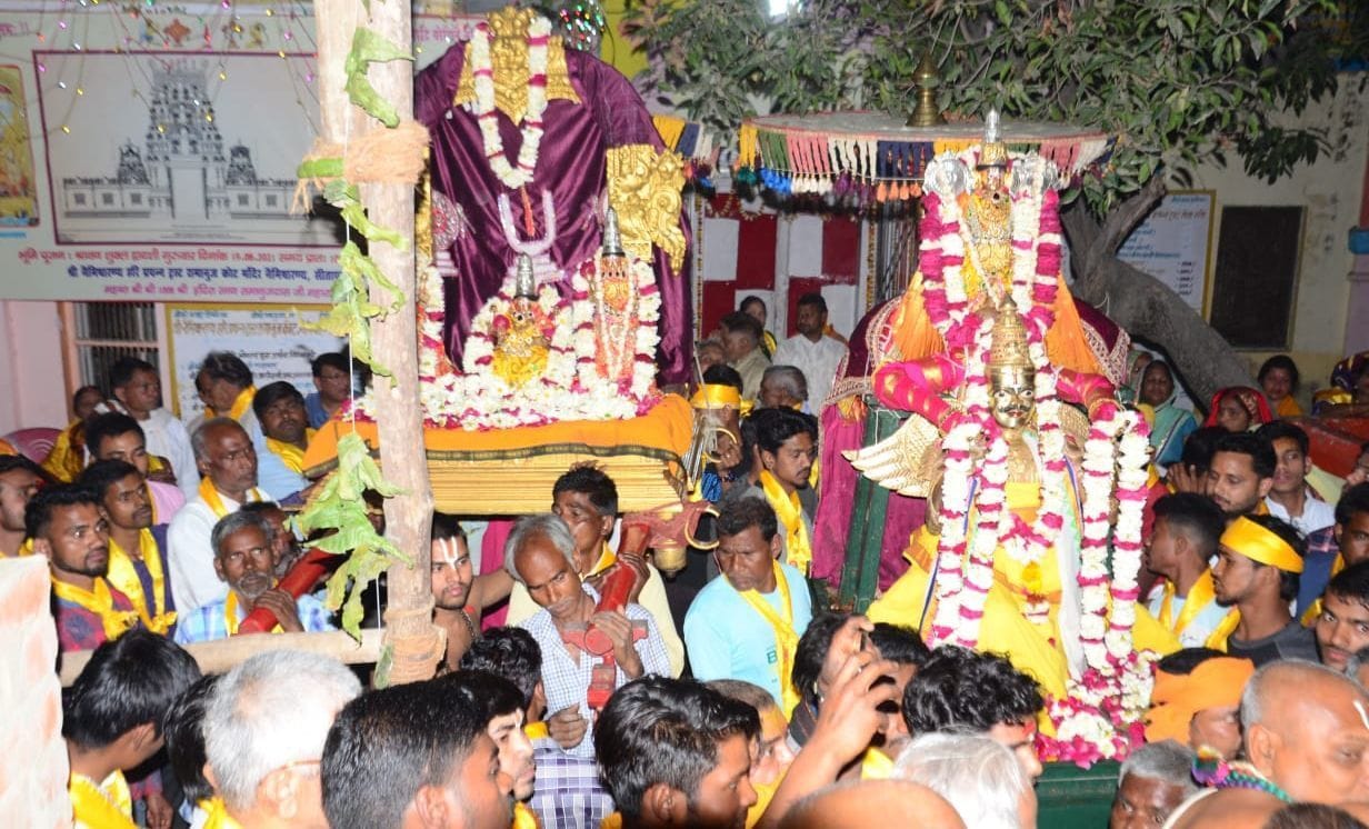 Devotees gathered in the procession of Naimishnath