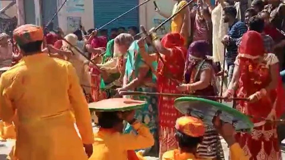 Mathura holi 2022 women and men played lathmar holi in naujheel