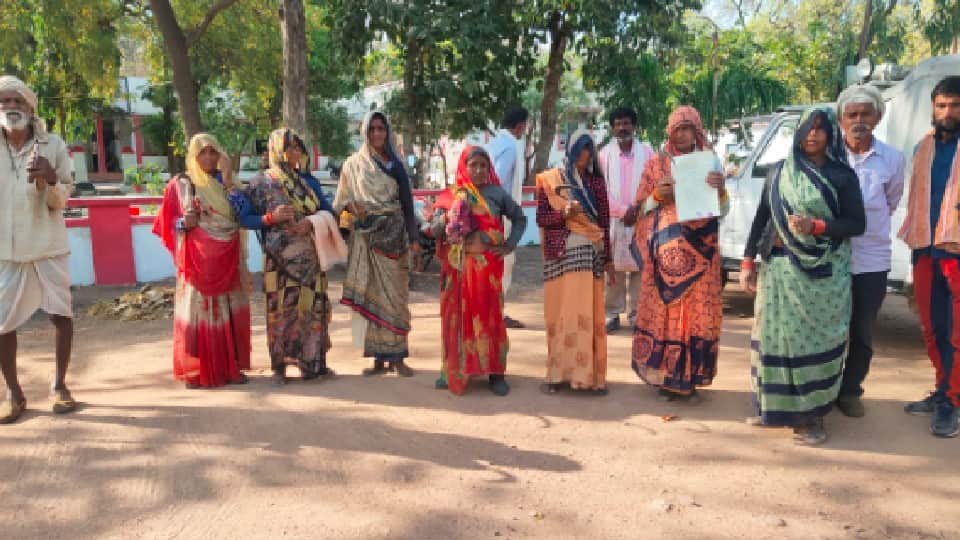 Chhatarpur: Dabangs took away the crop of the poor, the women who reached the SP office with a complaint said - we were beaten up, our clothes were also torn