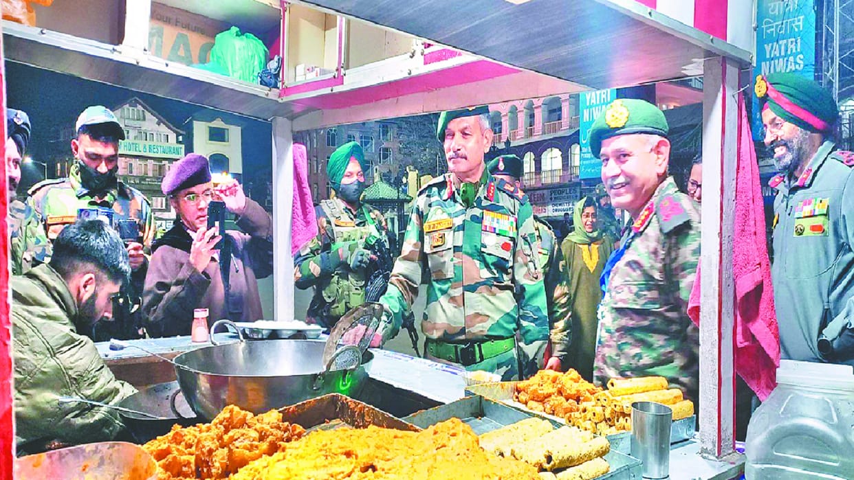 Army's Northern Command Chief Lieutenant General Upendra Dwivedi reached Chinar Corps