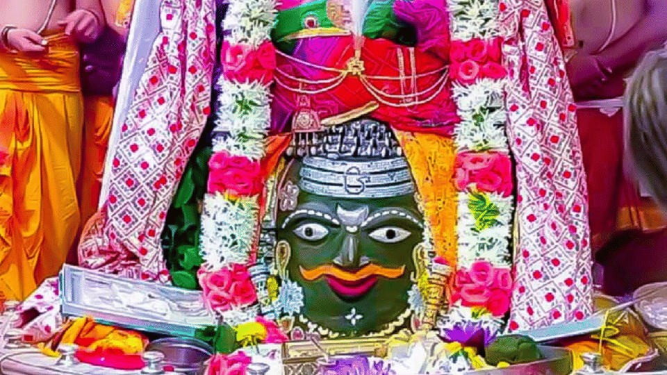 Ujjain: It is mandatory for those going to the sanctum sanctorum of Mahakal temple to follow the dress code with special worship permission.