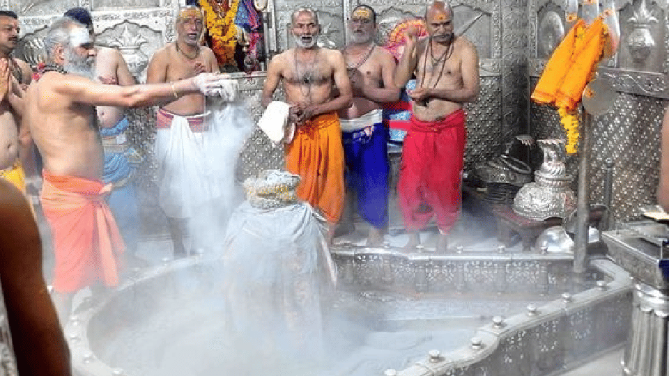 Ujjain: It is mandatory for those going to the sanctum sanctorum of Mahakal temple to follow the dress code with special worship permission.
