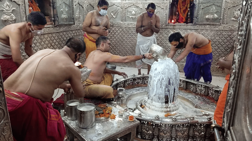 Ujjain: It is mandatory for those going to the sanctum sanctorum of Mahakal temple to follow the dress code with special worship permission.