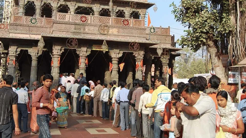 Ujjain: It is mandatory for those going to the sanctum sanctorum of Mahakal temple to follow the dress code with special worship permission.