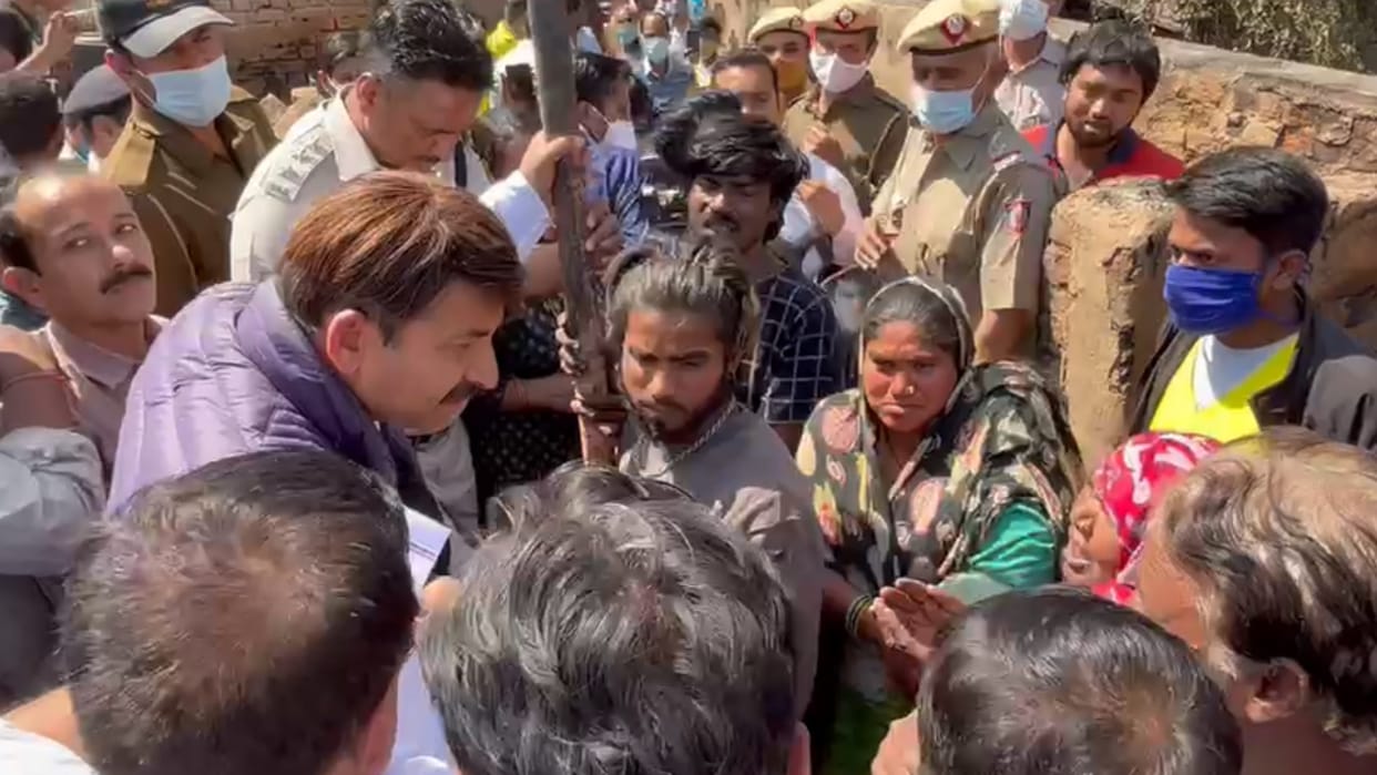 Delhi fire breaks out in gokulpuri shanties manoj tiwari meets victims demands 1 crore compensation from Kejriwal Government