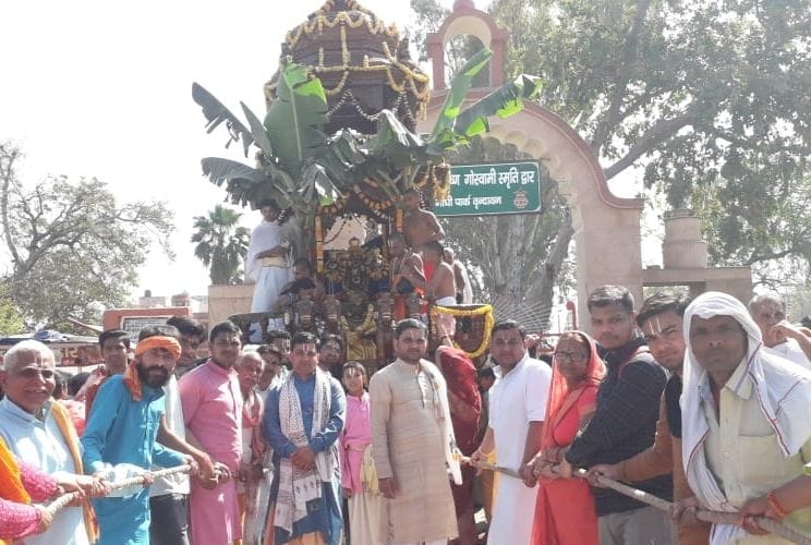 Mathura: Thakur Vaikunthnath seated in a divine chariot gave darshan to the devotees