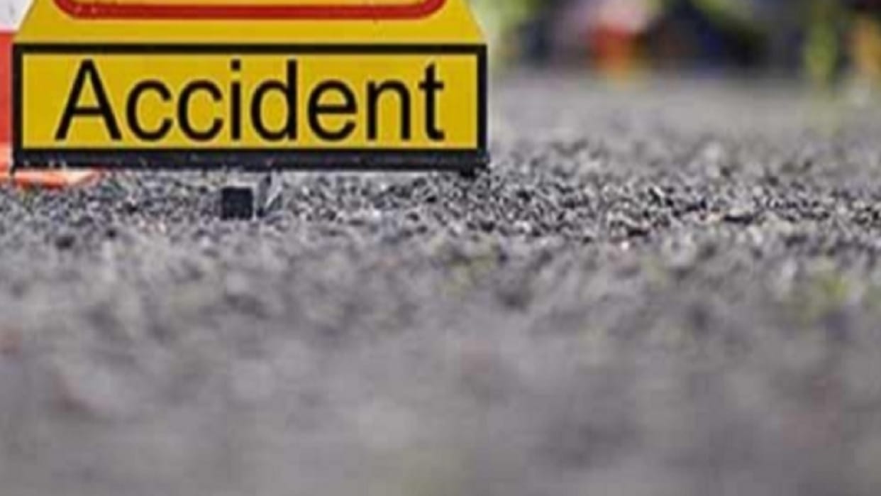 Bike collides with divider in Unnao road accident
