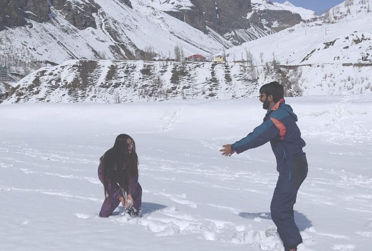Tourists enjoy snow covered mountains in lahaul sissu Atal Tunnel Rohtang