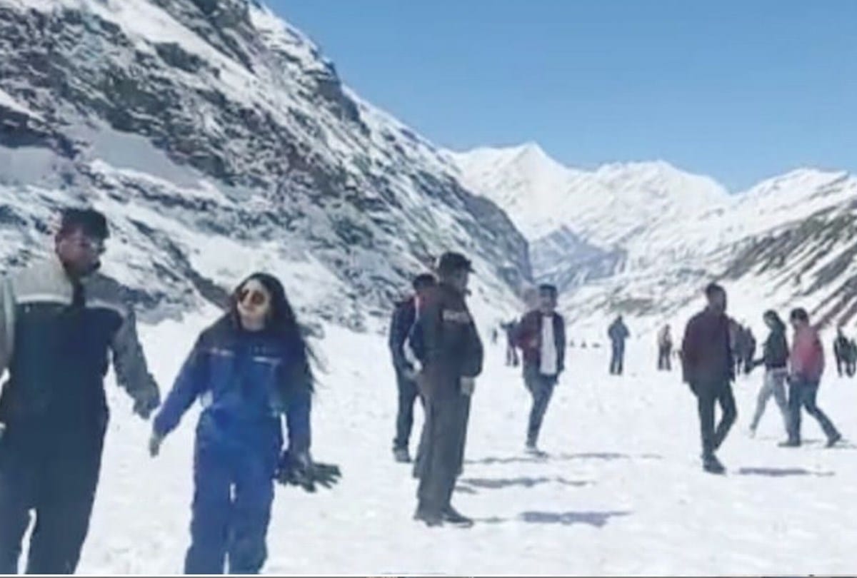 Tourists enjoy snow covered mountains in lahaul sissu Atal Tunnel Rohtang