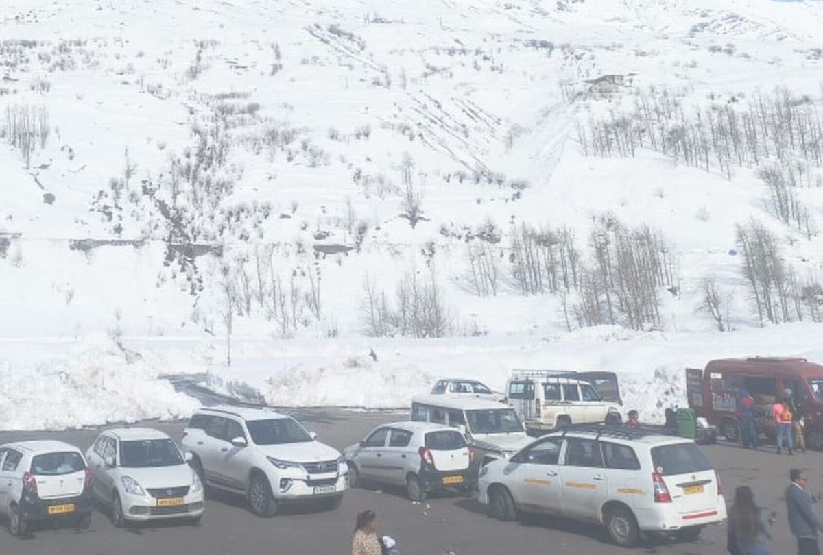 Tourists enjoy snow covered mountains in lahaul sissu Atal Tunnel Rohtang