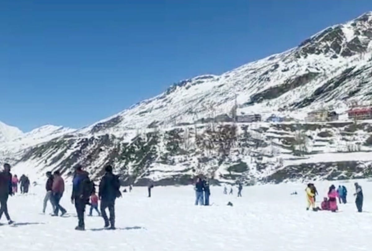 Tourists enjoy snow covered mountains in lahaul sissu Atal Tunnel Rohtang