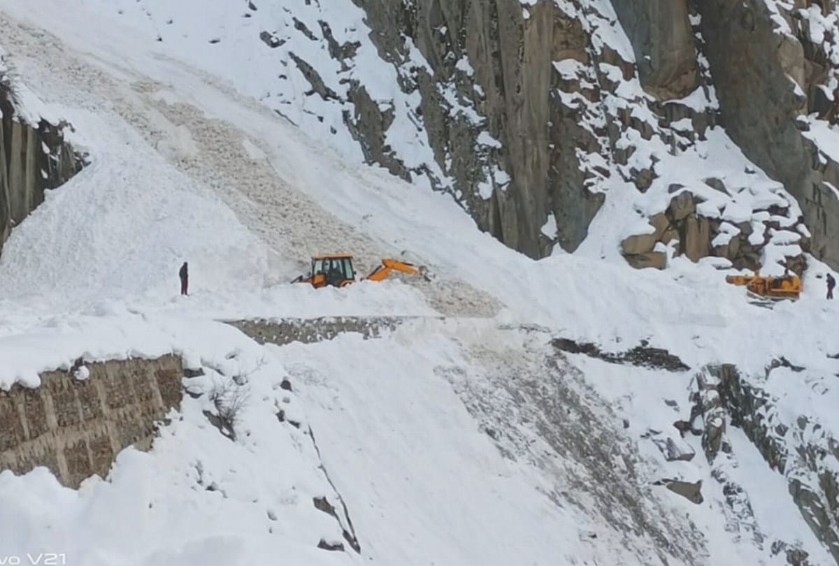 avalanche on manali udaipur highway near Rohli Lahaul himachal Pradesh