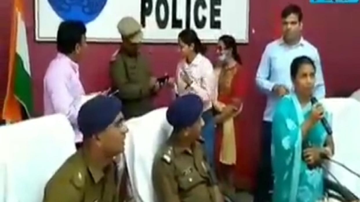 Woman said in press conference five thousand to give back stolen mobile