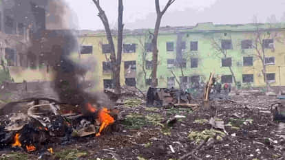 यूक्रेन में युद्ध के दौरान क्षतिग्रस्त हुई एक इमारत।