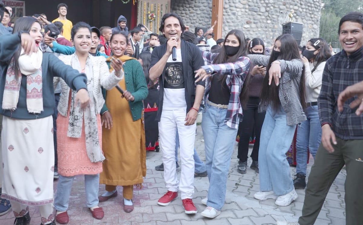 The audience danced on Rang Barse Bada Banka