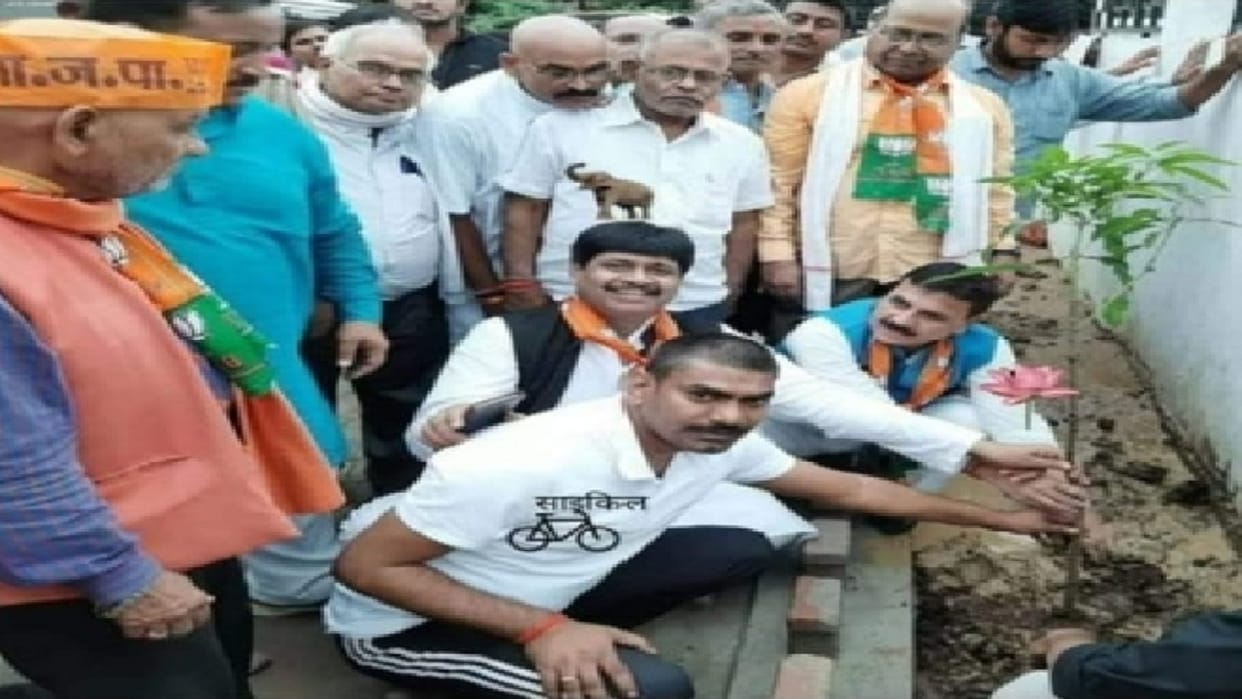 MP Vinod Sonkar photo viral with Gulshan Yadav who SP candidate from Kunda Pratapgarh
