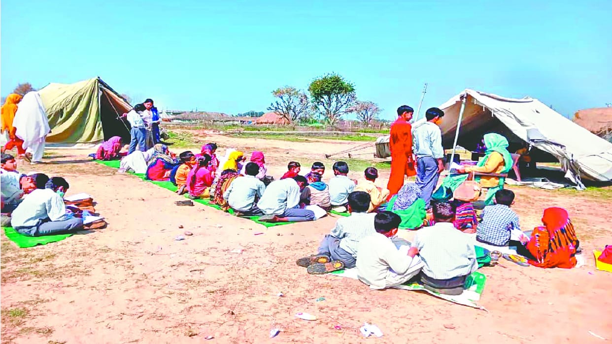 jammu kashmir: Government middle school running in tents, children bring sacks from home to sit