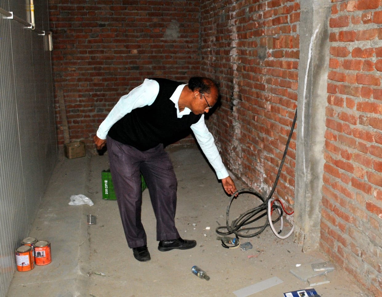 Theft by breaking the locks of the sealed ice cream factory in violation of the rules of the regulated area