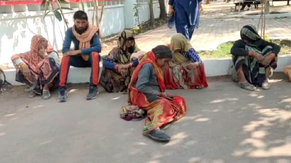 Chhatarpur: Dabangs took away the crop of the poor, the women who reached the SP office with a complaint said - we were beaten up, our clothes were also torn