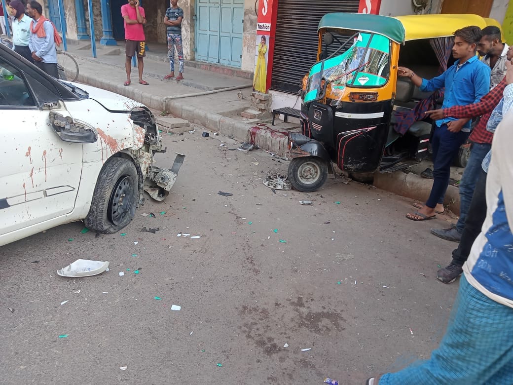Road accident in varanasi over speed car hit auto diverkilled and one injured