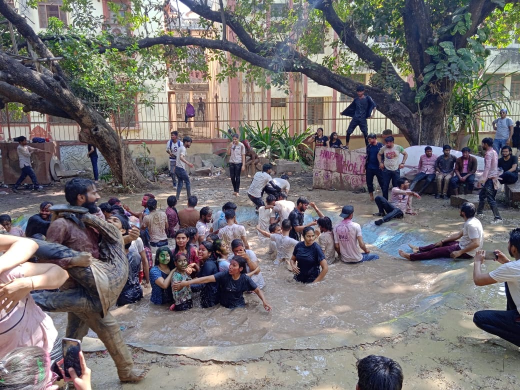 Holi 2022 started in varanasi BHU students Colors flew fiercely in campus see fun  in pictures