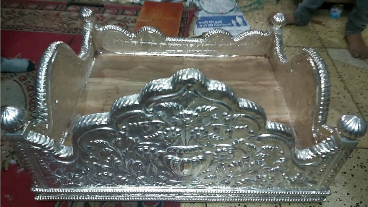 Baba kashi Vishwanath's new silver throne made of Kashmir wood after 350 years