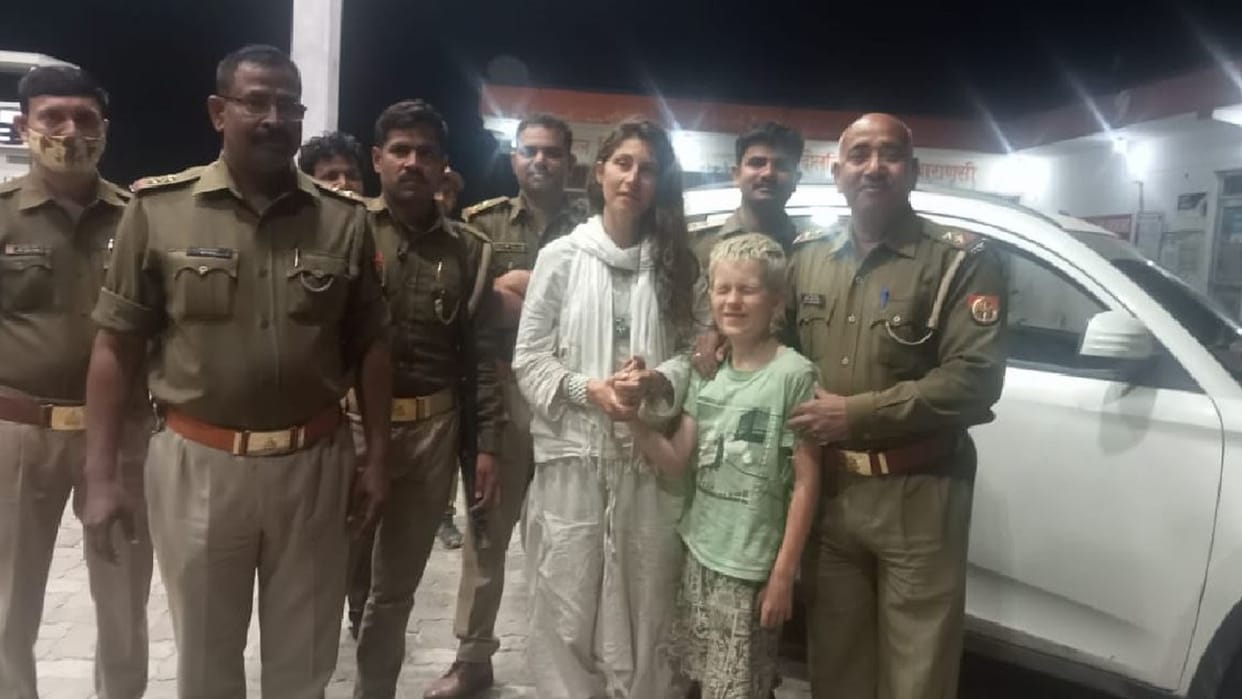 A female tourist who came to Varanasi with a ten-year-old child from Russia was trapped, people helped