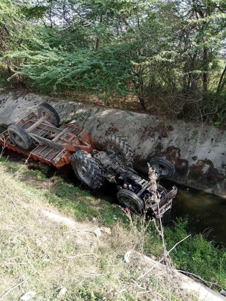 auraiya news,Uncontrolled tractor fell into the drain, laborer died