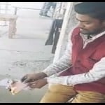 शैक्षिक प्रमाणपत्र जलाता युवक