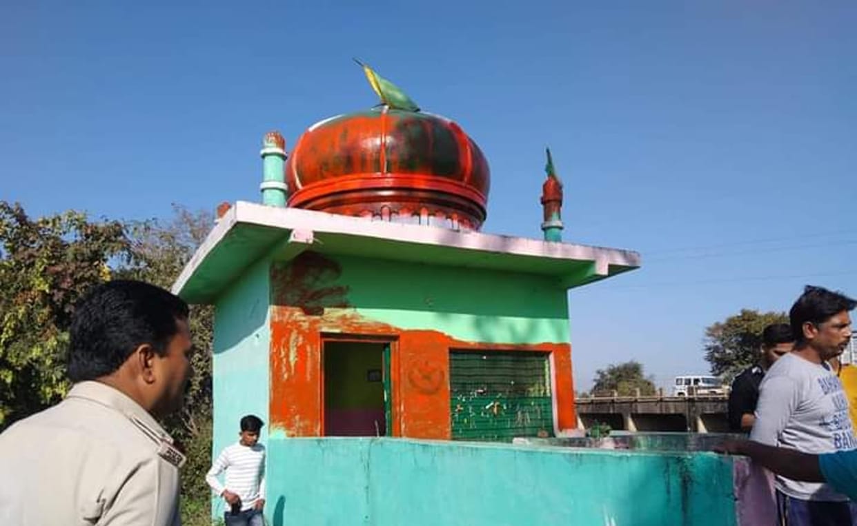 Saffron color painted on Dargah in Narmadapuram: Chakkajam on Semri Harchand Road in protest, case registered against unknown