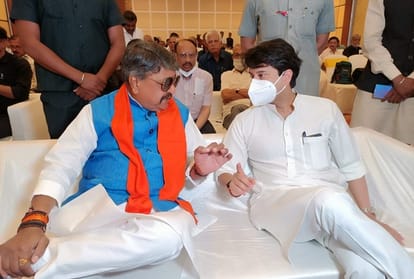 Indore: Scindia said – Proud to release the book of the person who spent almost 30 years with my father