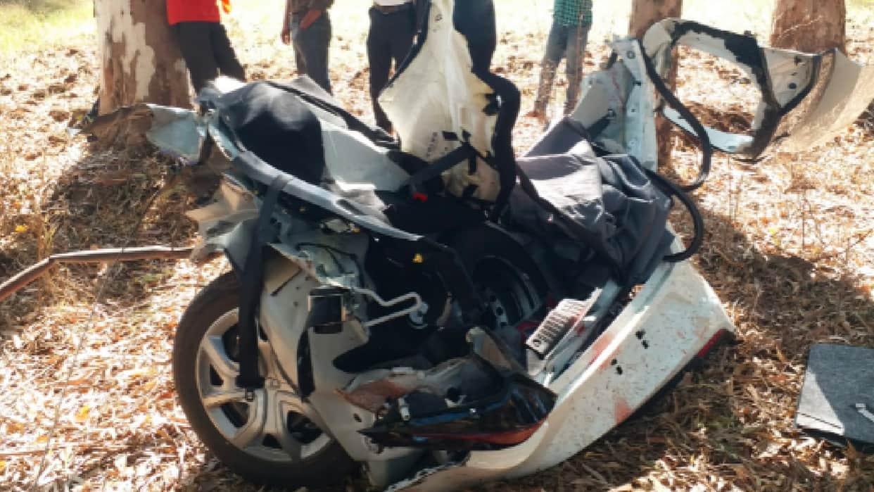 Accident in Anuppur: Car collided with a tree and split into two, three youths going to Amarkantak died on the spot