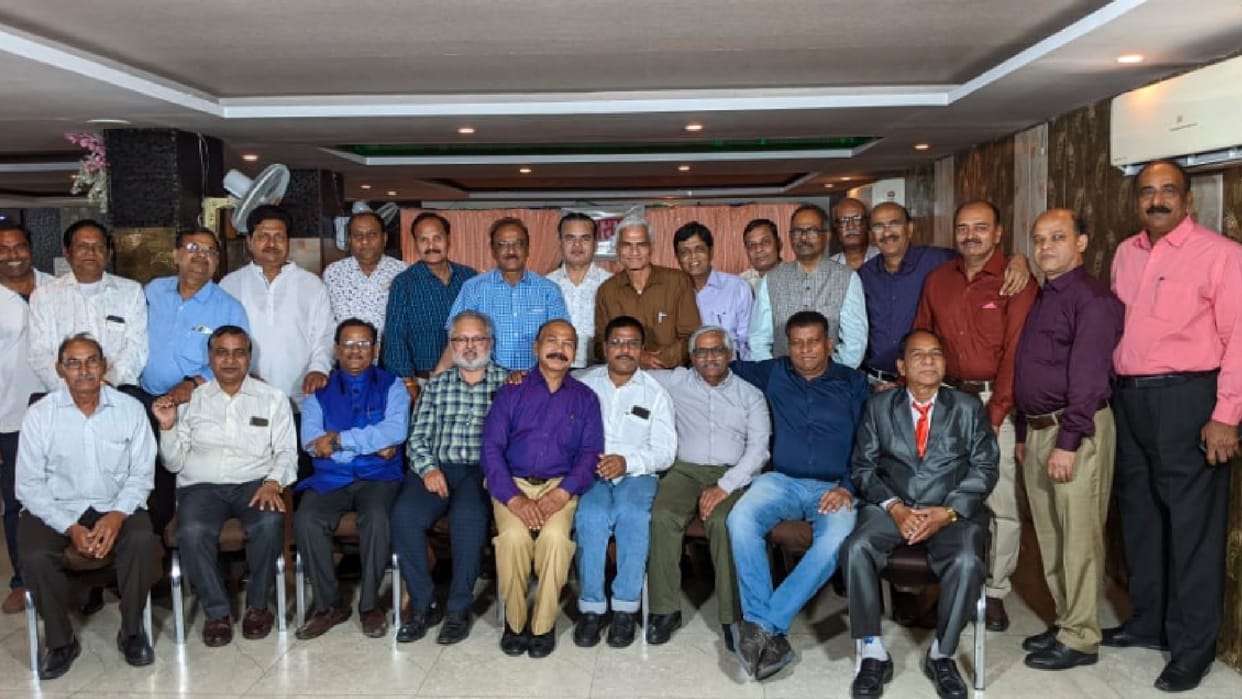 Indore: Faces blooming on seeing old classmates, meeting ceremony of 1978-79-80 batch of government school Nandanagar