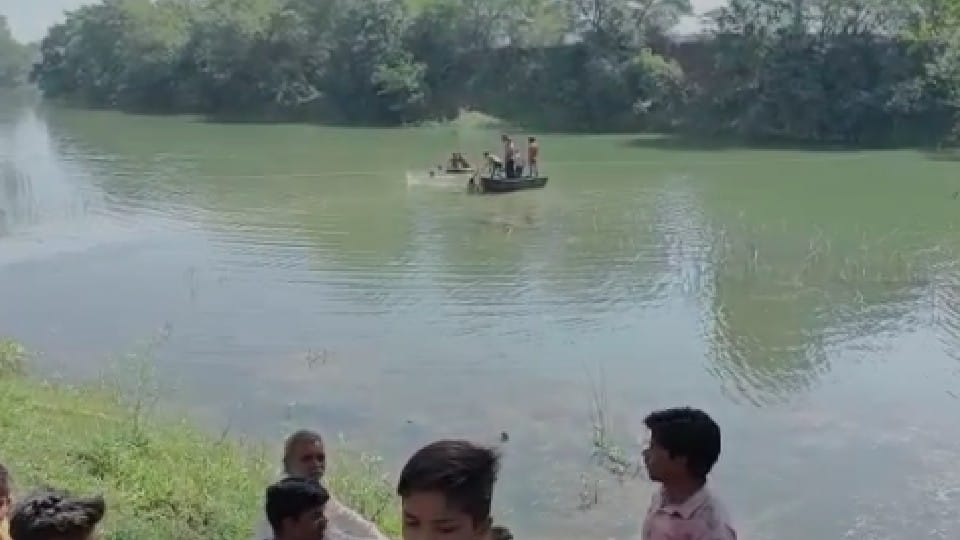 Ashoknagar: Boat capsizes in Kethan river, two women killed, a dozen laborers saved from drowning