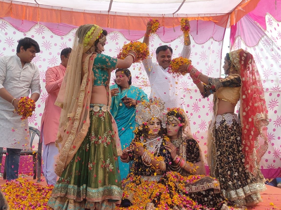 Hathras: Holi played between Gulal and flower showers