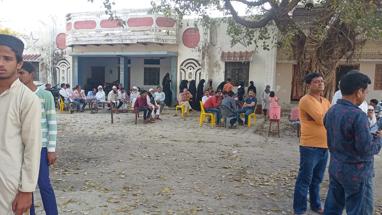 death of cousin sisters due to drowning in Pond who came Azamgarh from Mumbai to visit village