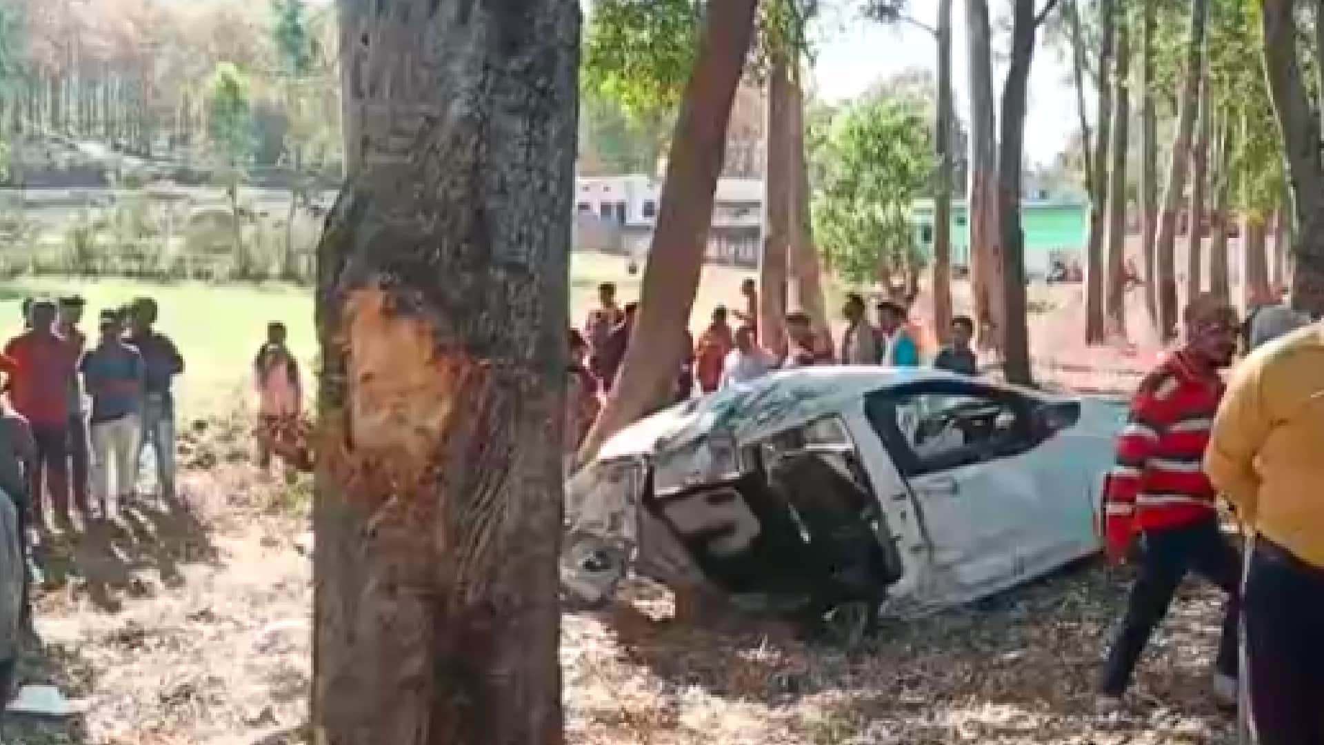 Accident in Anuppur: Car collided with a tree and split into two, three youths going to Amarkantak died on the spot