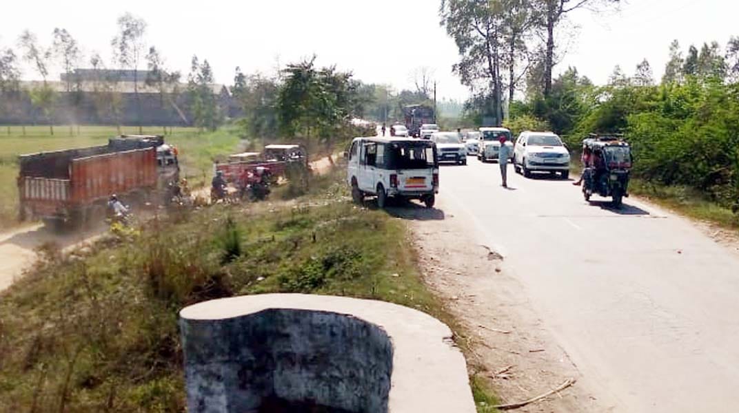 Tractor trolley loaded with sugarcane got stuck near Bhainsi bridge