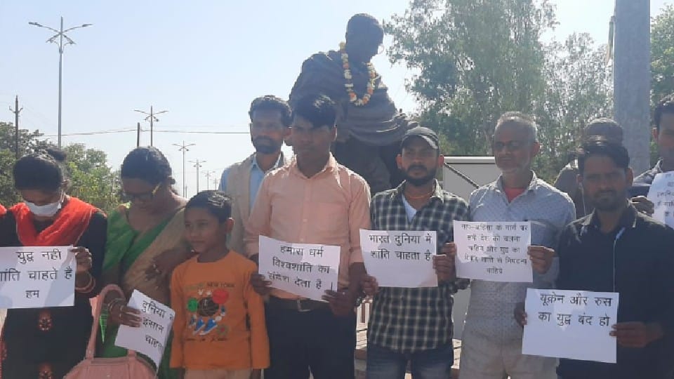 Chhatarpur: Divyangjan formed a human chain in Khajuraho, a world tourist destination, paid tribute to the children killed in the Ukraine-Russia war