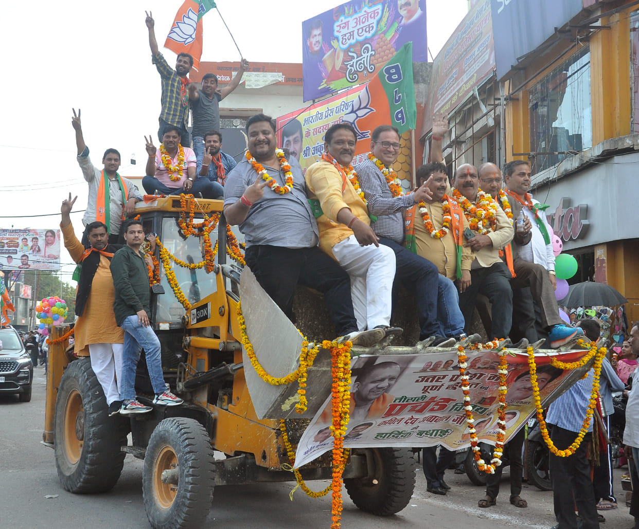 BJP workers played Holi in the winning procession of Kapil Dev