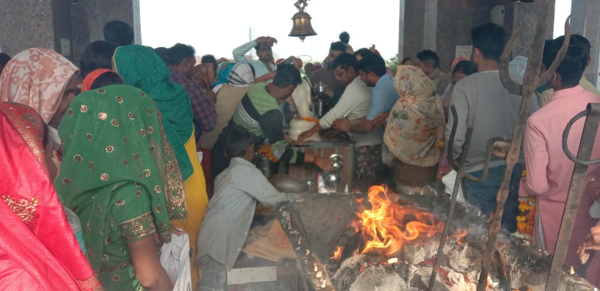 Crowd of devotees gathered on the consolidation deity