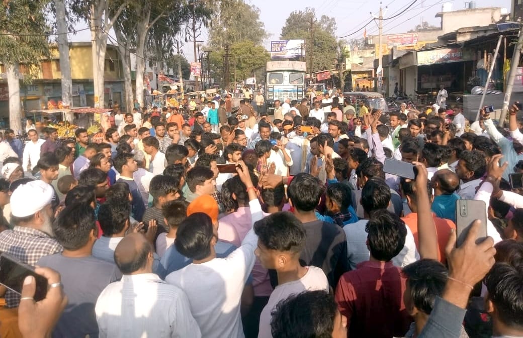 Jammed in protest against the threat of beating the businessman, implicating him in a false case